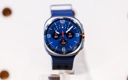 Avoid the clichés: This Valentine's Day, why not define a new kind of romance with the Samsung Galaxy Ring?