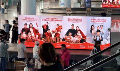 Old Luo initiated the family photo project, aiming to document the family emotional landscape of the striving era.